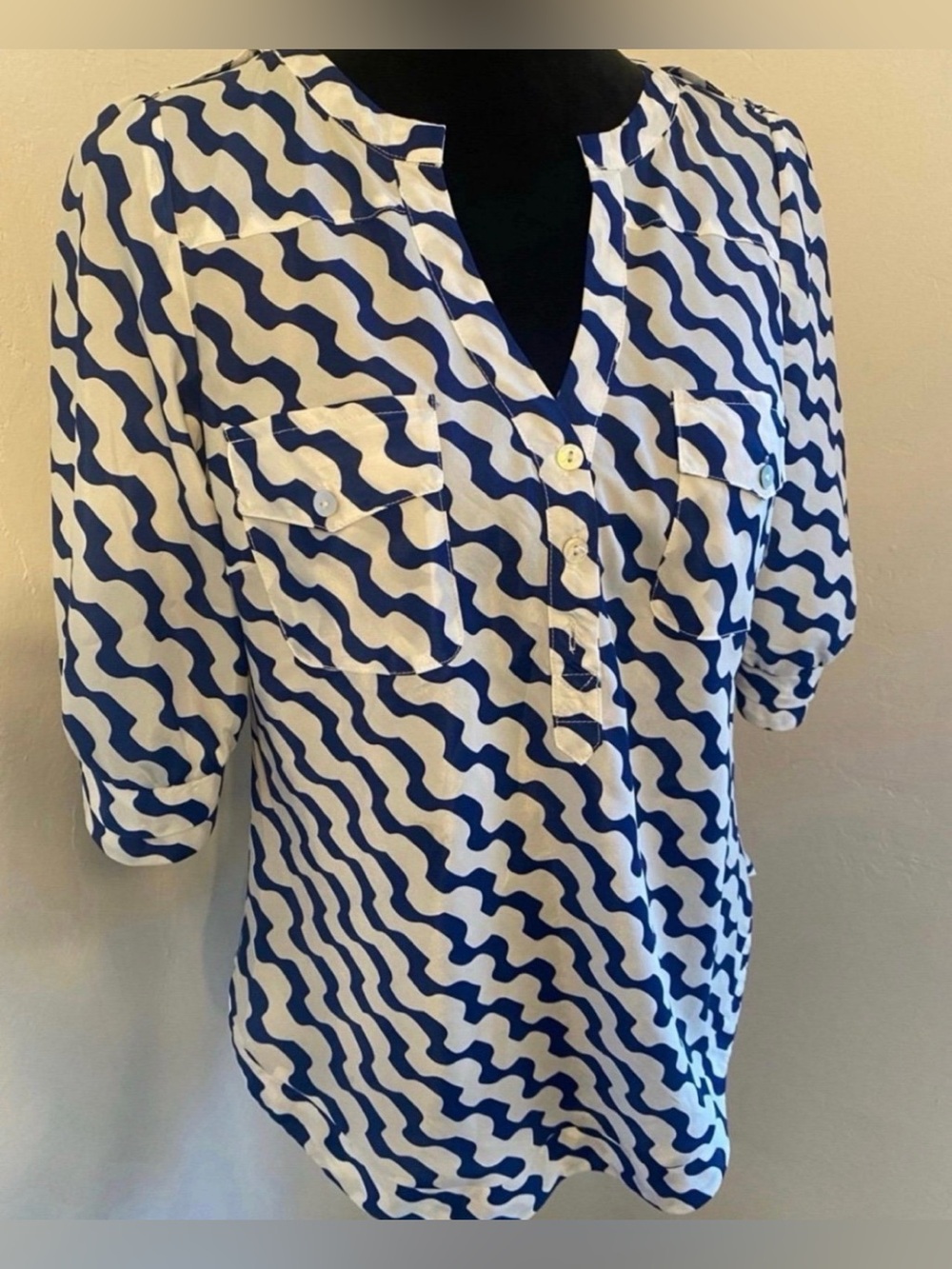 Brand New Women’s Short Sleeve Wavy Blue and White Button Front Blouse (Size S)